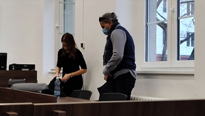 Túžili po nových prsiach, no skončilo to katastrofou. Falošný plastický chirurg sa postavil pred súd