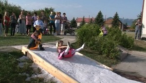 VIDEO: Sánkovačka v prvý školský deň? Je to možné...