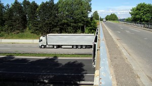 Na D1-ke havaroval kamión s kyselinou chlórovodíkovou