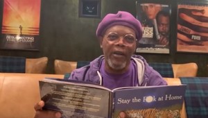 Samuel L. Jackson číta spôsobom, že určite zostanete doma