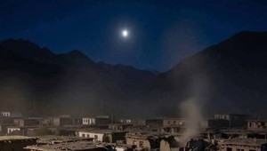 Afganistan zasiahlo silné zemetrasenie: Stovky mŕtvych a zranených