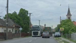 Hluk, prach a praskajúce domy. Obyvateľom komplikuje život kamiónová doprava