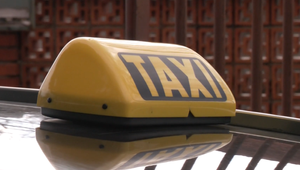 Jazda taxíkom sa zmenila na horor. Tri ženy zaútočili na vodiča a ďalší muž ho zbil lopatou