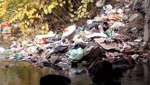 Z potoka si niekto urobil skládku odpadu. Pre miestnych obyvateľov sú odpadky záhadou