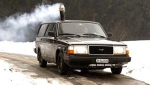 Neuveriteľné! V aute si kúri kachlami, pozrite sa