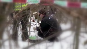 Muž vypil alkohol, polial sa benzínom a škrtol zápalkou