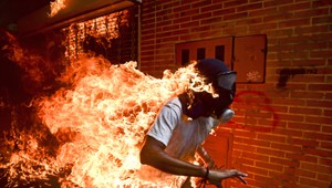 Fotografiou roka na World Press Photo 2018 sa stala fotka horiaceho Venezualčana