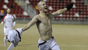 V predĺžení trafil zo 70 metrov! Chytili ho až polonahého na tribúne...