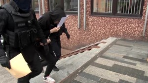 Mladík, ktorý mal zavraždiť svoju 21-ročnú priateľku, sa postavil pred súd