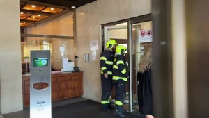 Pre podozrivú zásielku boli do parlamentu privolaní hasiči. Bola vraj adresovaná Glückovi