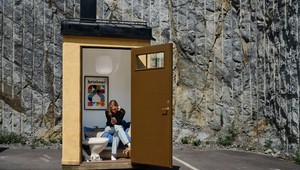 Mladý Švéd si môže dovoliť bývanie veľké ako latrína: Bizarný projekt ukázal realitu