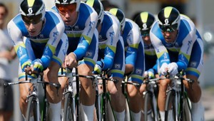 TdF: Časovka tímov pre protinožcov. Predbehli aj svoj autobus