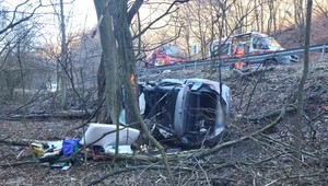 Tragický pondelok na cestách. Po náraze do stromu prišiel vodič o život