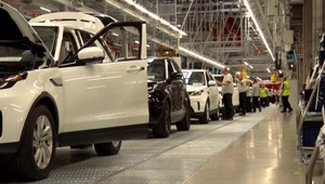 Momentálne žneme rekordy, ale prechod na čistejšie energie môže spôsobiť prepúšťanie v automobilkách