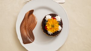 Čokoládové piškotové cesto s tvarohovou plnkou a ovocím