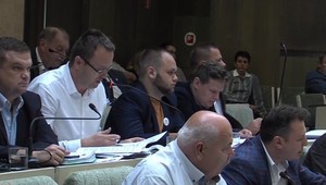 Policajti vypátrali totožnosť muža, ktorý posielal poslancom z Humenného nebezpečné vyhrážky