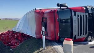 Silný vietor spôsobil nehodu: Kamión so šunkami sa prevrátil, vodič vyviazol bez ujmy