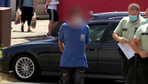 Žena tvrdí, že otec jej detí ju chcel znásilniť. Matke na pomoc pribehla dcéra