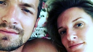 TAKTO si domácnosť Vinczeovcov asi nikto nepredstavoval! Adela ako slúžka, Viktor vyvalený na gauči!