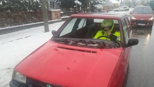 Chcel prejsť bez motora, čelného skla a v pretekárskom. Polícia rieši kuriózny prípad