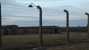 Vrba Wetzler memorial. Desiatky ľudí sa vybrali po stopách dvoch utečencov z Auschwitzu, ktorí svetu priniesli správy o masovom vraždení Židov