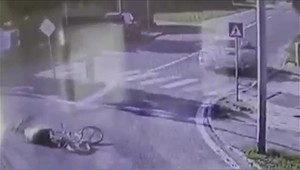 Vodič na kruhovom objazde zrazil cyklistku. Po nehode nezastavil a pokračoval v jazde