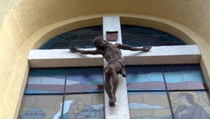 Zomrel kardinál Bernard Law, ktorý podľa kritikov vedel o sexuálnom zneužívaní