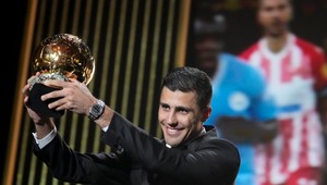 Rodri prebral trofej o barlách: "Je to cena pre celý španielsky futbal"
