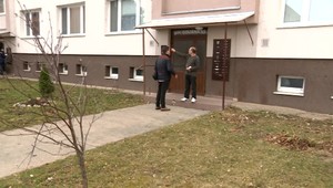 Dobodaná žena ležala na chodníku, polícia zadržala jej partnera