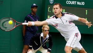 Wimbledon: Beck vyhral päťsetovú bitku, Rybárikovú zradila noha