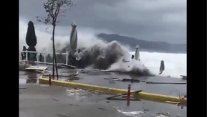 VIDEO: Na Európu sa rúti búrka so silou hurikánu. Zorba už zasiahla Grécko