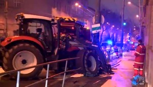 ​Kuriózna dopravná nehoda v Bratislave. Traktorista narazil do elektrického stĺpa, škoda bola vyčíslená na desiatky tisíc eur