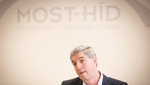 Béla Bugár odovzdal petičné hárky na kandidatúru na post prezidenta