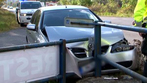 Nehoda pri Liptovskom Hrádku. Muž skončil s autom napichnutý na zábradlí