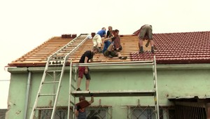 Práce po tornáde na Južnej Morave pokračujú: Bez elektriny je stále 700 domácností