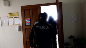 Zlodeji ukradli mužovi mobil a kreditku, potom ho vydierali intímnymi fotkami. Pripravili ho o 20-tisíc eur