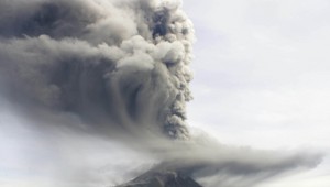 Indonézska sopka sa prebudila k životu, v minulosti zabíjala