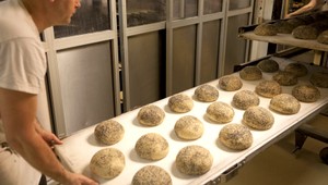 Chlieb, či maslo zdraželi. Okrem pandémie je na svete aj surovinová kríza. Potravín je nedostatok a sú drahšie