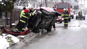 Manželia nastupovali do auta, keď v plnej rýchlosti do nich ďalšie vrazilo