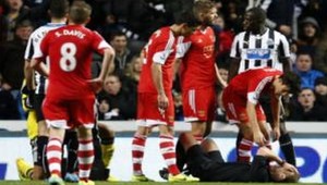 VIDEO. Sissoko z Newcastlu udrel rozhodcu Jonesa