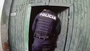 Zlodej vypáčil dvere rodinného domu, polícia ho chytila o pár metrov ďalej