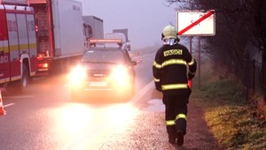 Kamión s potravinami vyletel z cesty a prevrátil sa na bok. Vajíčka a párky museli preložiť.