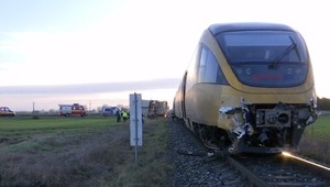 Zrážka vlaku a kamióna. Vodič utrpel šok, zasahovať museli záchranári