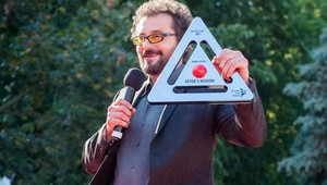 Ondřej Vetchý si na Art Film Festivale prevzal cenu s netradičným imidžom