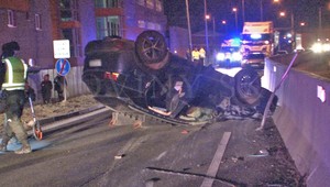 Auto skončilo na streche: Vodič za volantom dostal mikrospánok