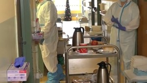 Napriek únave zdravotníci vytvárajú vianočnú atmosféru pre pacientov na covidom oddelení