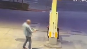 Vyčíňajúceho Čecha zastavila až polícia. V Rovinke na čerpacej stanici podpálil tankovaciu pištoľ