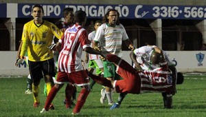 VIDEO. Provokačná oslava gólu spustila peklo. Lietali päste i kopance!