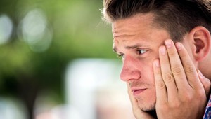 Matka, si trápna. Ničíš meno môjho otca, zlostí sa Brzobohatý