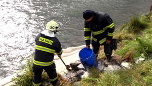 Kežmarskí hasiči zasahovali na rieke Poprad. Do vody opäť unikla neznáma látka